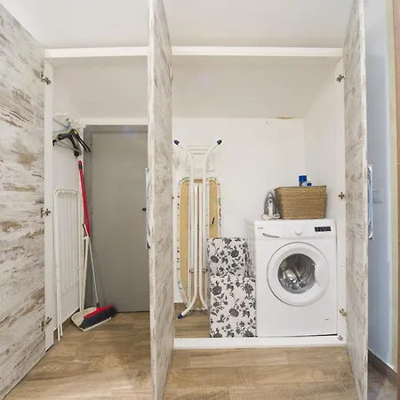 Amazing Attic Max 10 People With Parking & Wifi, Near To 3 Tram Lines And To The Metro - Well Connected To Airports And To The Train Station Apartment *