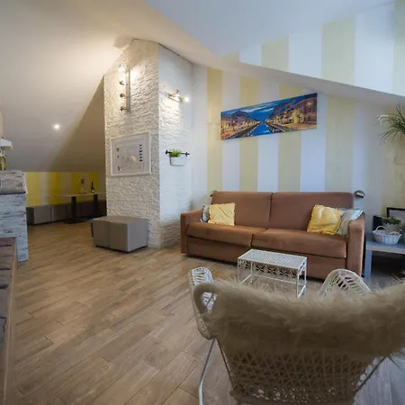 Amazing Attic Max 10 People With Parking & Wifi, Near To 3 Tram Lines And To The Metro - Well Connected To Airports And To The Train Station