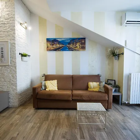 Apartment Amazing Attic Max 10 People With Parking & Wifi, Near To 3 Tram Lines And To The Metro - Well Connected To Airports And To The Train Station *