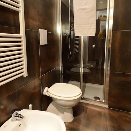 Argento, Bright Flat In The Center, 7 Guests, Parking & Wifi, Near To 3 Tram Lines And The Metro - Well Connected To Airports And To The Train Station Milan