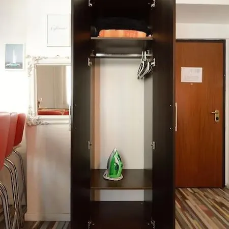 Apartment Argento, Bright Flat In The Center, 7 Guests, Parking & Wifi, Near To 3 Tram Lines And The Metro - Well Connected To Airports And To The Train Station