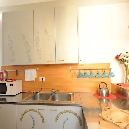 Apartment Argento, Bright Flat In The Center, 7 Guests, Parking & Wifi, Near To 3 Tram Lines And The Metro - Well Connected To Airports And To The Train Station *