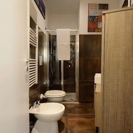 Argento, Bright Flat In The Center, 7 Guests, Parking & Wifi, Near To 3 Tram Lines And The Metro - Well Connected To Airports And To The Train Station Apartment Mailand