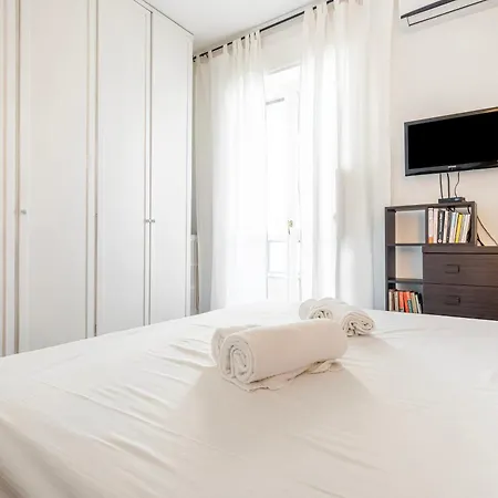 Guesthost - Forlanini M4 Modern With Balconies Апартаменты *