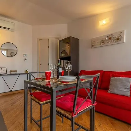 Unique & Strategic Flat, 50m From M4 Station Apartment *