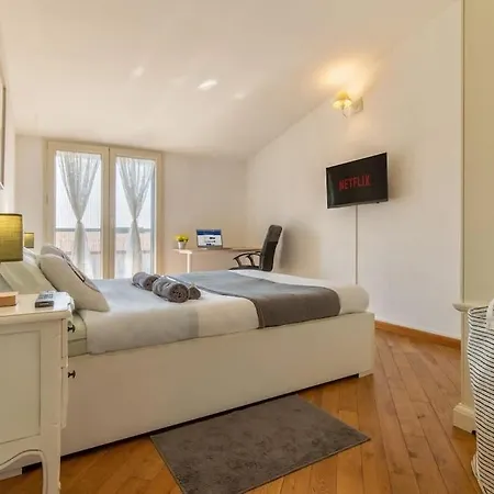 Unique & Strategic Flat, 50m From M4 Station Apartment *