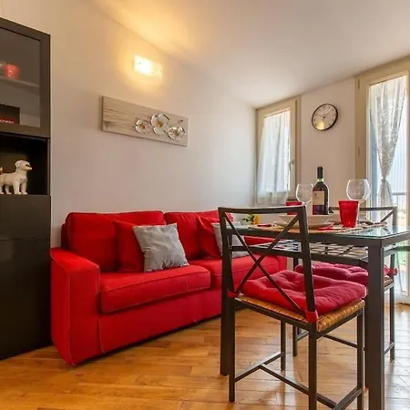 Unique & Strategic Flat, 50m From M4 Station Apartment