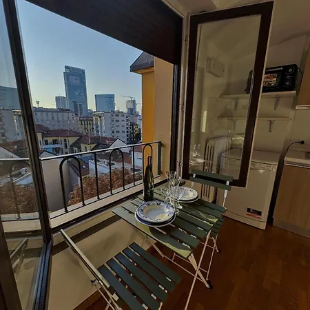 Attico Con Balcone In Centro A Isola * Milan