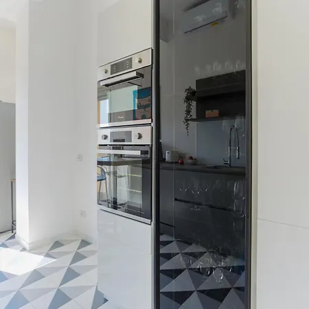 The Rent - Spacious And Renovated Multi-room In The Missori Area דירה *