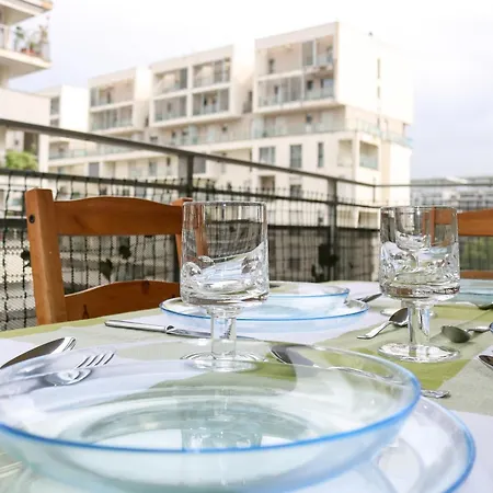 Urban Balcony Hideaway - 3 People Апартаменты Милан