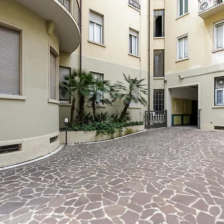 Homycare Stylish With Jacuzzi & Balcony Steps From Duomo Apartmán Milán