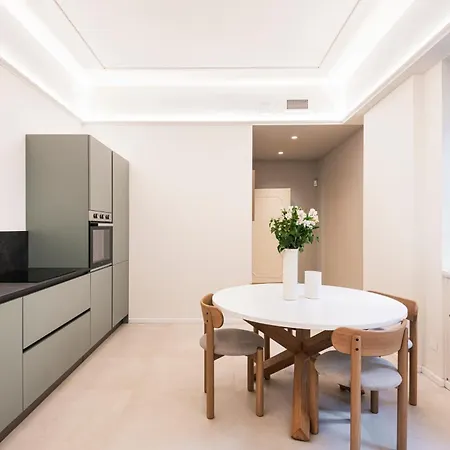 Relstay - Montenapoleone Apartmán