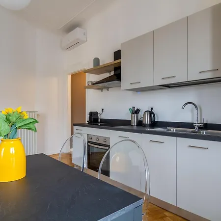 In Historic Building- Porta Venezia Apartment