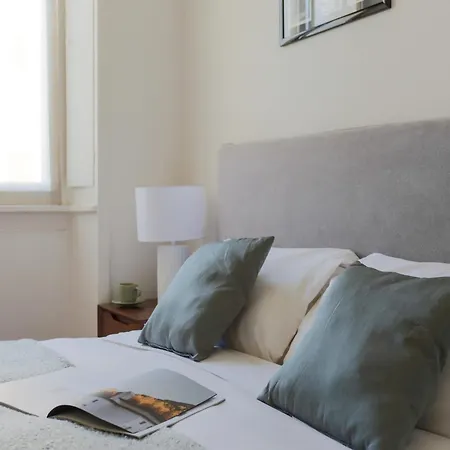 The Rent - Spacious Two-bedroom In Crocetta דירה