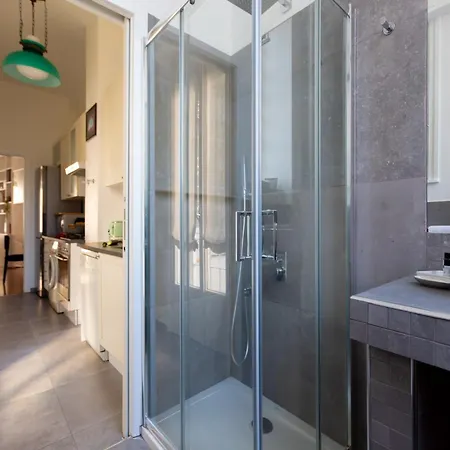 The Rent - Spacious Two-bedroom In Crocetta * מילאנו