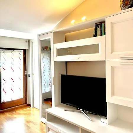 Moderno E Luminoso Con Terrazzo, M2 Malpensa Train Apartment *