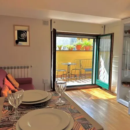 Moderno E Luminoso Con Terrazzo, M2 Malpensa Train Apartment *