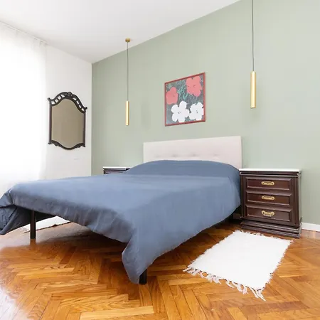 Apartament Modern With Balcony And Park View