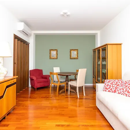 Modern With Balcony And Park View Apartament