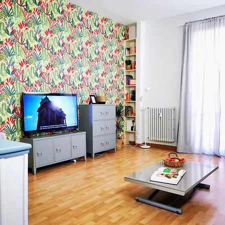 Spacious 50 Meters From The Metro Daire *