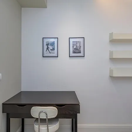 Xenia - Modern Three-room In Moscova Area Milan