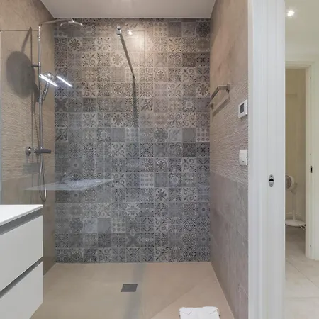 Xenia - Modern Three-room In Moscova Area Milan