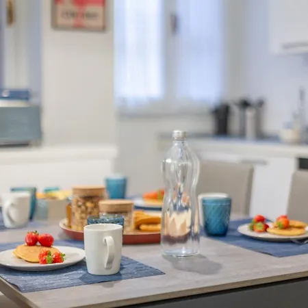 Апартаменты Charming 2-bedroom In Milanese Building *