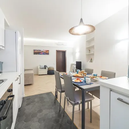 Charming 2-bedroom In Milanese Building Апартаменты Милан