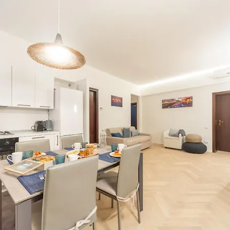 Charming 2-bedroom In Milanese Building Апартаменты Милан