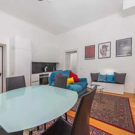 Apartment In-isola Milan