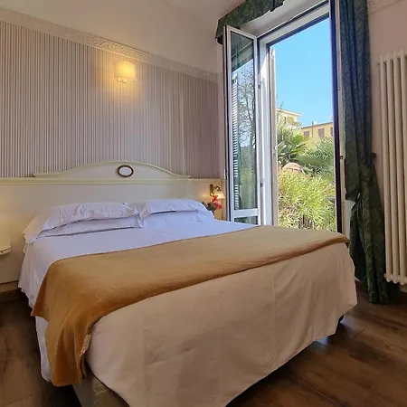 Hotel Charly 3*