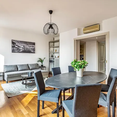 Elegant 2 Bedrooms Near Duomo Apartment