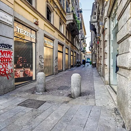 Elegant 2 Bedrooms Near Duomo Apartment *