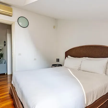 Elegant 2 Bedrooms Near Duomo Διαμέρισμα *