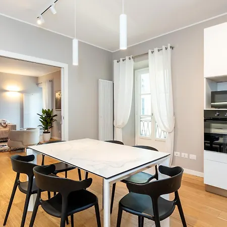 Luxurious & Spacious Flats In Duomo Διαμέρισμα *