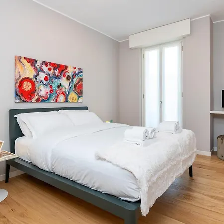 Luxurious & Spacious Flats In Duomo شقة ميلان