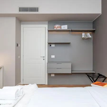 Luxurious & Spacious Flats In Duomo * ميلان