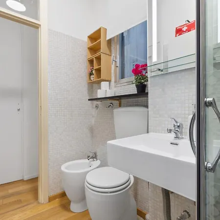 Life Elegant Penthouse With Terrace, Wi-fi Netflix, Subway 5 Min - Very Convenient Location מילאנו