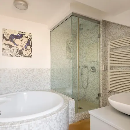 Design With Terrace, Modern And Stylish, 3 Bedrooms, 6 Guests Milaan