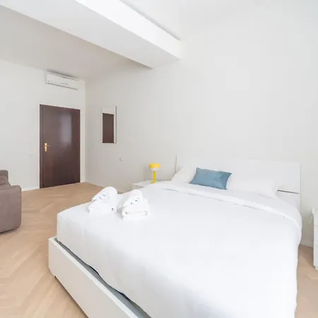 Апартаменты Charming 2-bedroom In Milanese Building Милан