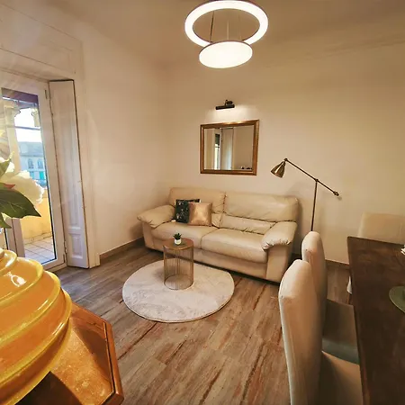 Elegant View Flat Adjacent Metro Apartment *
