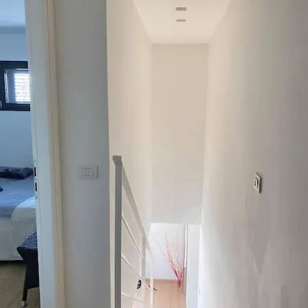 Penthouse Luce Near Metro-bus-tram Daire *