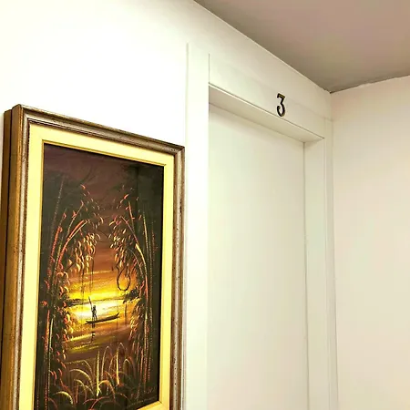 -l' Oasi Del Turista, Room2- Station Pensión