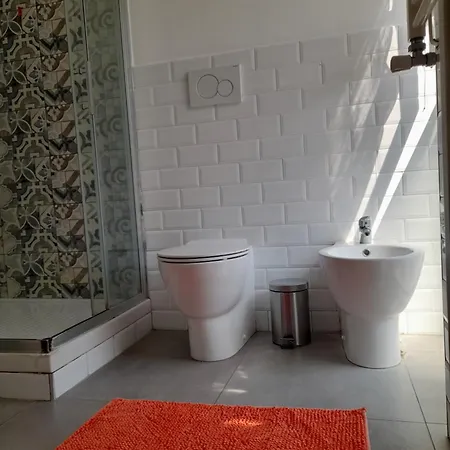 -l' Oasi Del Turista, Room2- Station Pensión