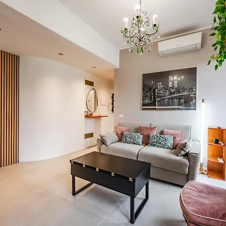 Charming Modern Near The Heart Of