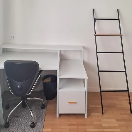 Bright One-bedroom Near Isola * Milánó