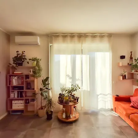 Bright One-bedroom Near Isola Apartman *