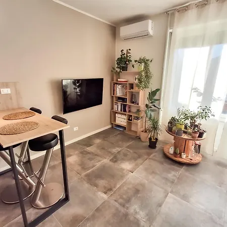 Bright One-bedroom Near Isola Milánó