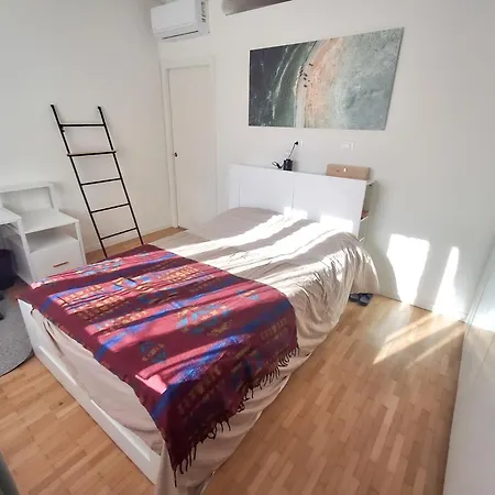 Bright One-bedroom Near Isola * Milánó