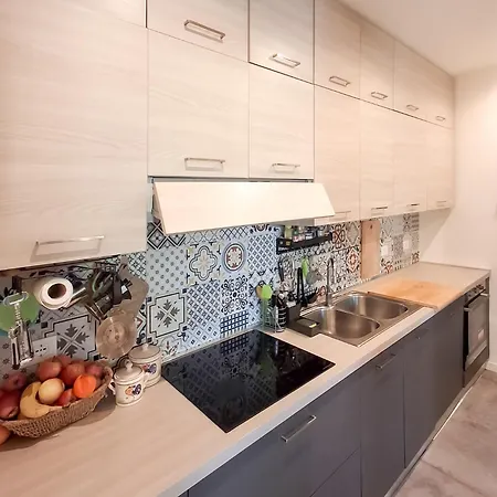 Bright One-bedroom Near Isola *